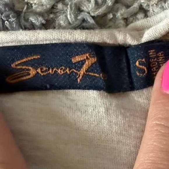 Seven7 Silver Graphic V-Neck Tee – Size Small
Lightweight gray tee - Picture 3 of 5